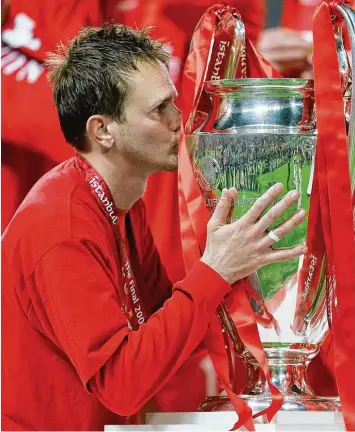  ??  ?? Ein Küsschen für die Trophäe: Dietmar Hamann gewann 2005 mit Liverpool die Champions League, obwohl sein Team schon 0:3 zurücklag. Gegen ein ähnlich dramatisch­es Spiel hätten die wenigsten Fans etwas einzuwende­n.