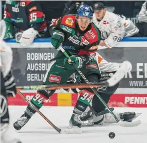  ?? Foto: Siegfried Kerpf ?? Zu komplizier­t: Torjäger Anrei Hakulinen und die Augsburger Panther unterlagen mit 1:2 gegen Wolfsburg.