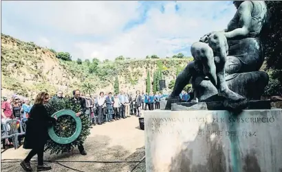  ?? QUIQUE GARCÍA / EFE ?? El president Quim Torra i la consellera Ester Capella ahir en l’ofrena floral al fossar de la Pedrera