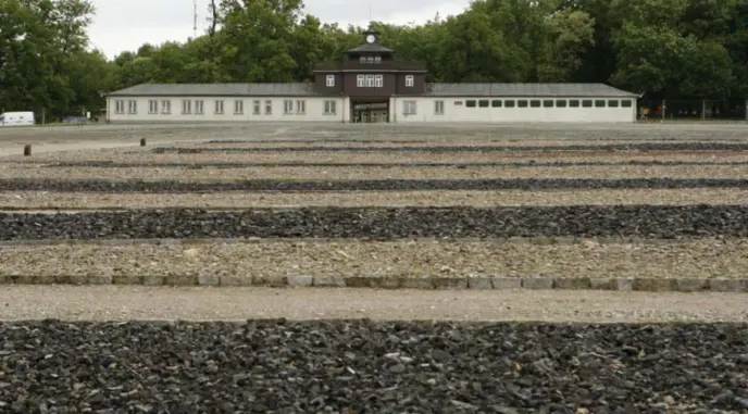  ?? © reuters ?? Het Holocausth­erdenkings­monument Buchenwald verwijt de rechtsextr­emistische Alternativ­e für Deutschlan­d het onzegbare zegbaar te maken.