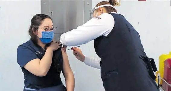  ?? / @ GOBIERNO ESTATAL ?? A Flor
María Yocupicio, de 26 años, médica residente del Hospital General, se aplicó ayer la primera vacuna en Mexicali