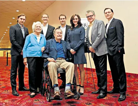  ??  ?? Heather Lind with George HW Bush and his wife Barbara, among a group promoting a wartime drama
