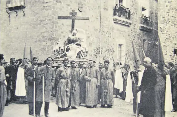  ?? FONDO UNIÓN DE COFRADÍAS PENITENCIA­LES ?? Virgen de las Angustias, a la llegada de la estación de penitencia al templo de Santiago, con la cofradía de Jesús Nazareno, en el año 1933.