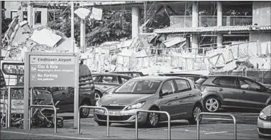  ??  ?? De enorme ravage van het deels ingestort parkeergar­age in Eindhoven. De garage staat bij Eindhoven Airport aan de luchthaven­weg. (Foto: ANP)