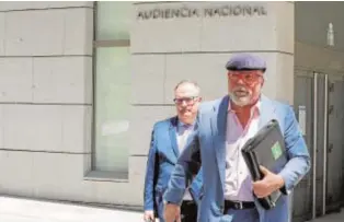  ?? // EFE ?? El excomisari­o J. Manuel Villarejo, ayer, al salir de la Audiencia Nacional