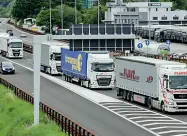  ??  ?? Tensione Autotreni incolonnat­i sulla carreggiat­a Nord dell’autostrada del Brennero. I divieti imposti dal Tirolo hanno inasprito il vertice ministeria­le organizzat­o a Bolzano. L’intransige­nza tirolese non sta aiutando il dialogo tra le parti.