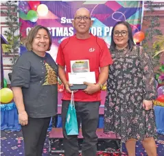  ??  ?? Twenty-years service awardee and Super Balita editor Wenz Mendoza with SunStar Davao President Gina G. Atienza and General Manager Tessie Estavillo