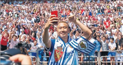  ??  ?? EXPECTACIÓ­N. Kagawa se hace un selfie ante los cerca de 7.000 zaragocist­as que ayer le dieron la bienvenida en La Romareda.