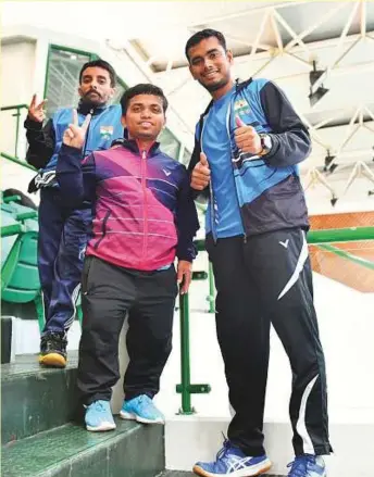  ?? Courtesy: James Varghese ?? India’s Manoj Sarkar with two of his teammates after winning gold in the men’s singles SL3 category at the First Fazaa Para-Badminton Internatio­nal last week.