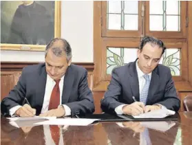  ??  ?? Claudio Asecio, gerente general de EuroAmeric­a Seguros de Vida, y Alejandro Canavati, gerente general de Red de salud UC CHRISTUS firmando el convenio entre ambas institucio­nes.