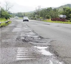  ??  ?? ¿Y LOS CHAVITOS? El alcalde Rolando Ortiz Velázquez recordó que desde el paso del ciclón, el DTOP ha recibido $75 millones de la Administra­ción de Carreteras de EE.UU.