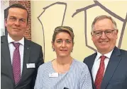  ??  ?? Peter Achten (NRW-Handelsver­band), Cecilie Kaimer-Conzen (Firma Conzen) und Manfred Abrahams (Stadtwerke)