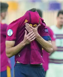  ?? AP ?? Óscar Gil se tapa la cara con la camiseta tras la derrota de España