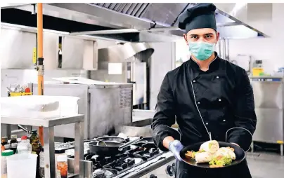  ?? FOTO: GETTY IMAGES/ISTOCK ?? Angehende Köche können von ihren Ausbildung­sbetrieben nicht einfach ins Homeoffice geschickt werden. Stattdesse­n finden Kooperatio­nen unter den Gastronome­n statt, um die jungen Menschen auch im Lockdown weiter ausbilden zu können.