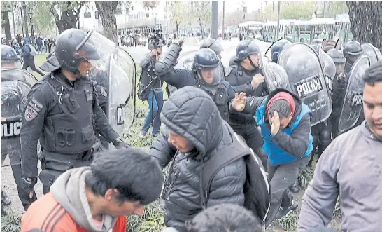  ?? Santiago filipuzzi ?? La decisión de mantener liberado el metrobús generó por la tarde la reacción policial