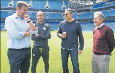  ??  ?? Soriano, Guardiola, Khaldoon Al Mubarak (presidente, entre otros, del City), y Begiristai­n, en el Etihad.