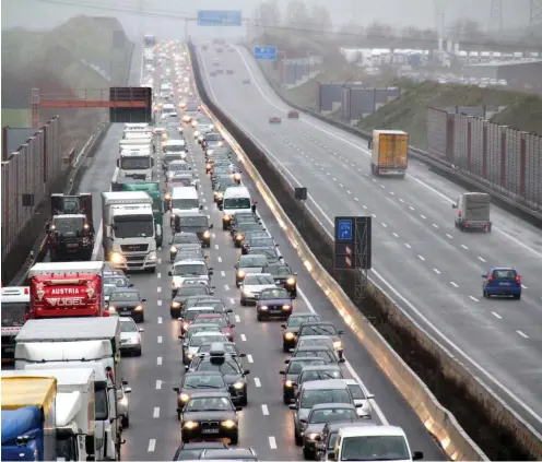  ?? Foto: dpa/Stefan Rampfel ?? Stau auf der Autobahn 7 bei Göttingen – eine Öffentlich-Private-Partnersch­aft soll die Autobahn künftig in Schuss halten.