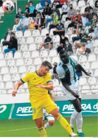  ?? CÁDIZ CF ?? Djetei gana en el salto al cadista Alberto Vázquez para despejar el esférico.