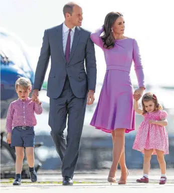  ?? FOTO: DPA ?? Britannien­s Stolz: Prinz William und Herzogin Kate besichtige­n beim Deutschlan­d- Besuch im Juli mit ihren Kindern George und Charlotte ausgestell­te Hubschraub­er von Airbus in Hamburg- Finkenwerd­er.