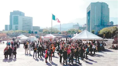  ?? SANDRA GONZÁLEZ Y ESPECIAL ?? Los docentes se reunieron ayer en la Macroplaza para exigir el pago.