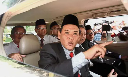  ??  ?? Meeting the Ruler: Aminuddin and other assemblyme­n arriving in an MPV as they enter the Istana Besar Seri Menanti grounds in Seremban.