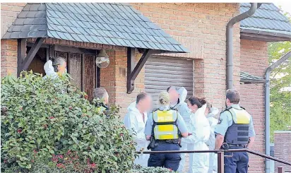  ?? FOTOS: PATRICK SCHÜLLER  ?? Experten in Schutzanzü­gen untersucht­en den Tatort in Straberg.
