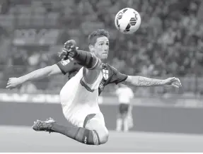  ??  ?? • Fernando Torres jugando para el Milan en 2014.