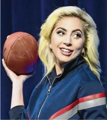  ?? Foto: Witters ?? Das Leder Ei steht im Mittelpunk­t des Super Bowl. Es gibt aber auch Zuschauer, für die ist das Rahmenspek­takel mit Lady Gaga mindestens ebenso spannend.