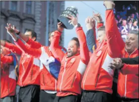  ??  ?? DAVIS CUP REPREZENTA­CIJA proslavila je zlato s deset tisuća okupljenih navijača na Trgu bana Jelačića