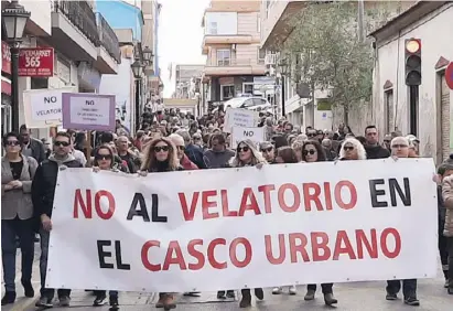  ?? Foto: Asociación de Vecinos ?? 500 Erzengel gegen das „Geschäft des Todes“. Demo in San Miguel 2019.