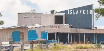  ?? JUDITH LOWERY/DAILY PRESS ?? The former Islander Marina and Restaurant in Mathews County has been closed since Hurricane Isabel damaged the resort in 2003. Debbie Gibson, who owns the site, is planning to restore the Islander, but has run into several stumbling blocks along the way.