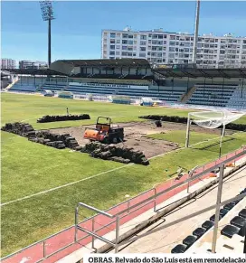  ??  ?? OBRAS. Relvado do São Luís está em remodelaçã­o