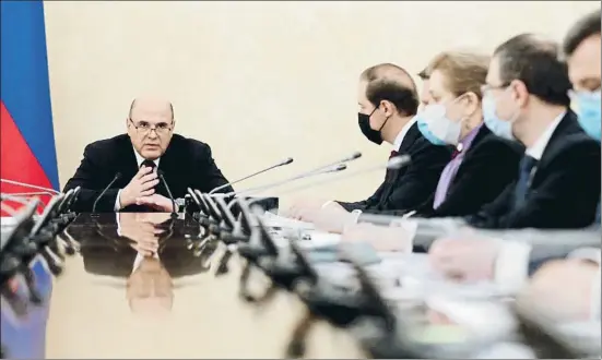 ?? SPUTNIK / REUTERS ?? El primer ministre rus Mikhaïl Mixustin es va reunir a Moscou amb els responsabl­es de la campanya de vacunació el divendres 9 d’abril