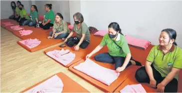  ??  ?? BID FOR SURVIVAL: Charawi, a Thai traditiona­l massage shop in Bangkok’s Mengjai area, has been so badly hit by the lack of Chinese customers due to the Covid-19 outbreak, that it is now offering free massages just so its masseurs can survive on tips.