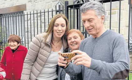  ??  ?? Macri acompañó a Vidal hasta la casa de los padres de la gobernador­a