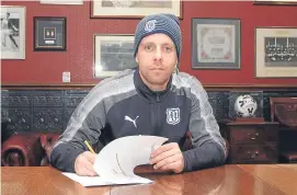  ?? Picture: David Young. ?? Paul McGowan signs a new contract at Dens.