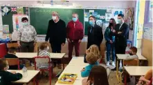  ??  ?? En rouge le maire d'Elne, à sa droite le directeur de l'école primaire et à sa gauche le préfet et le directeur de l'académie