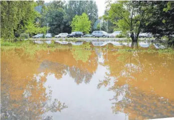  ?? FOTOS: TANJA BOSCH ?? Der Parkplatz vor dem Jordanbad Biberach ist auch am Mittwoch noch überschwem­mt.