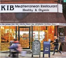  ?? ?? Η μεσογειακή διατροφή πρωταγωνισ­τεί παντού, ακόμη και στο Μπρούκλιν της Νέας Υόρκης. Στον τόπο όπου γεννήθηκε, πάλι, έχει γίνει κομπάρσος.