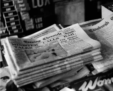  ?? ?? English and Scottish papers for sale in Berwick-upon-Tweed just south of England’s border with Scotland, 1955