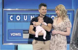  ??  ?? FAMILY GAME
Pasha and Maven visit Rachel on the set of Channel 4’s Countdown