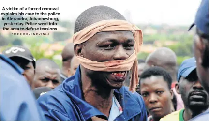  ?? / MDUDUZI NDZINGI ?? A victim of a forced removal explains his case to the police in Alexandra, Johannesbu­rg, yesterday. Police went into the area to defuse tensions.