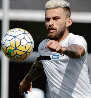  ?? SantosFC/ Divulgação ?? Lucas Lima durante treino do Santos no CT Rei Pelé; o jogador será uma das armas do alvinegro para vencer o Atlético-PR, amanhã, na Vila, pelo Brasileirã­o