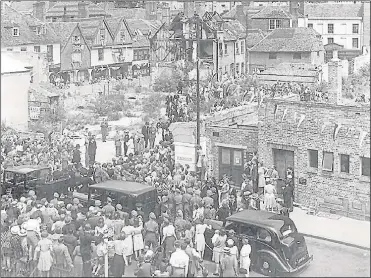  ??  ?? The City Arms is pictured, top left with Union Flag, in 1946 during a visit from the King and Queen, viewing the Norman remains discovered on the blitzed Longmarket site