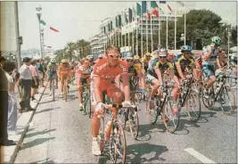  ??  ?? La star du peloton s’appelait Mario Cipollini. Sur ce Giro, l’Italien remporta quatre étapes au sprint avant de mettre les voiles. (Photos doc N-M)