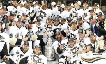  ?? CHRISTIAN PETERSEN/GETTYIMAGE­S/AFP ?? The Pittsburgh Penguins celebrate after beating the San Jose Sharks to win the Stanley Cup at the SAP Center in San Jose, California, on June 12, 2016.