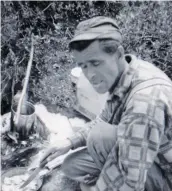  ?? PHOTOS COURTOISIE ?? Sur la photo de gauche, Clément Maltais en 1963, à 45 ans, dans la résidence familiale de Sept-îles. À droite : Clément Maltais en 1964, à l’âge de 46 ans, dans le bois.