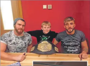  ??  ?? Campbeltow­n schoolboy Adam met stars Mark Coffey and Kenny Williams ahead of their bout.