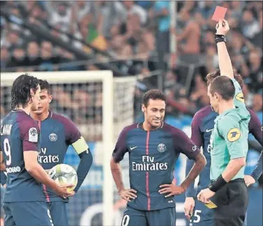  ??  ?? EXPULSIÓN. Neymar ríe al recibir la roja contra el Marsella.