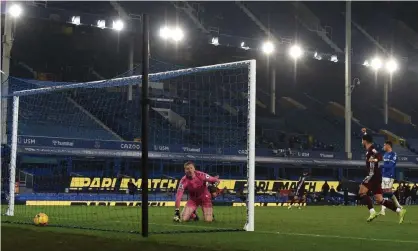  ??  ?? Jordan Pickford cuts a dejected figure after allowing the ball into his net against Leicester City on Wednesday. Photograph: Paul Ellis/PA